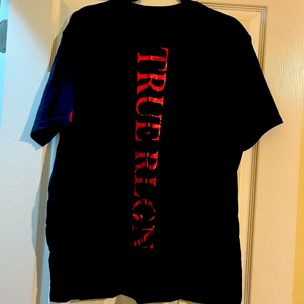 🔥True Religion black tee with red lettering size XL/TG